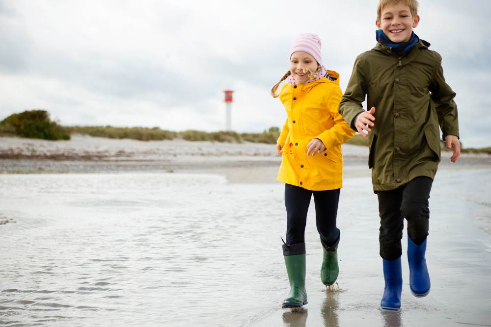 Kinder rennen am Ostseestrand