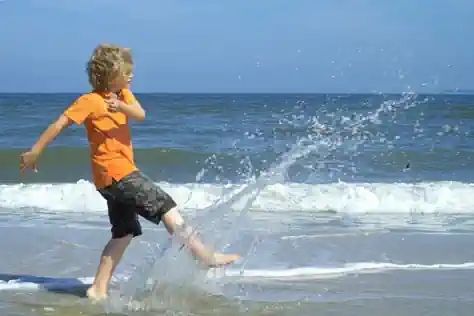 ein-ostsee-sommer-feriencamp-am-strand-fuer-kinder