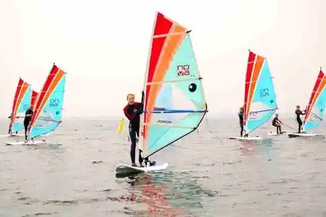 gruppensurfen-auf-der-ostsee-im-surfcamp-fuer-jugendliche